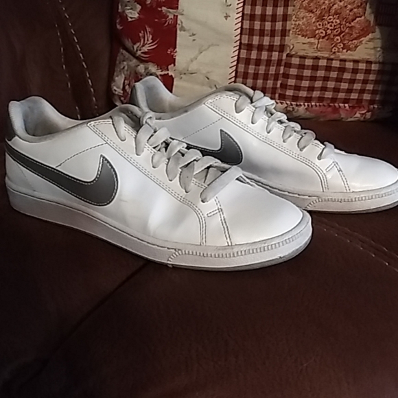 white nike shoes with silver swoosh